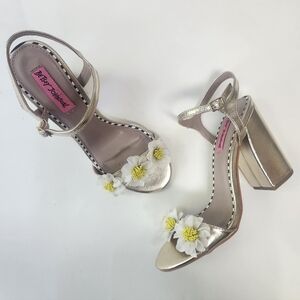 Betsy Johnson Sedona Gold floral Daisy flower chunky heel 7.5